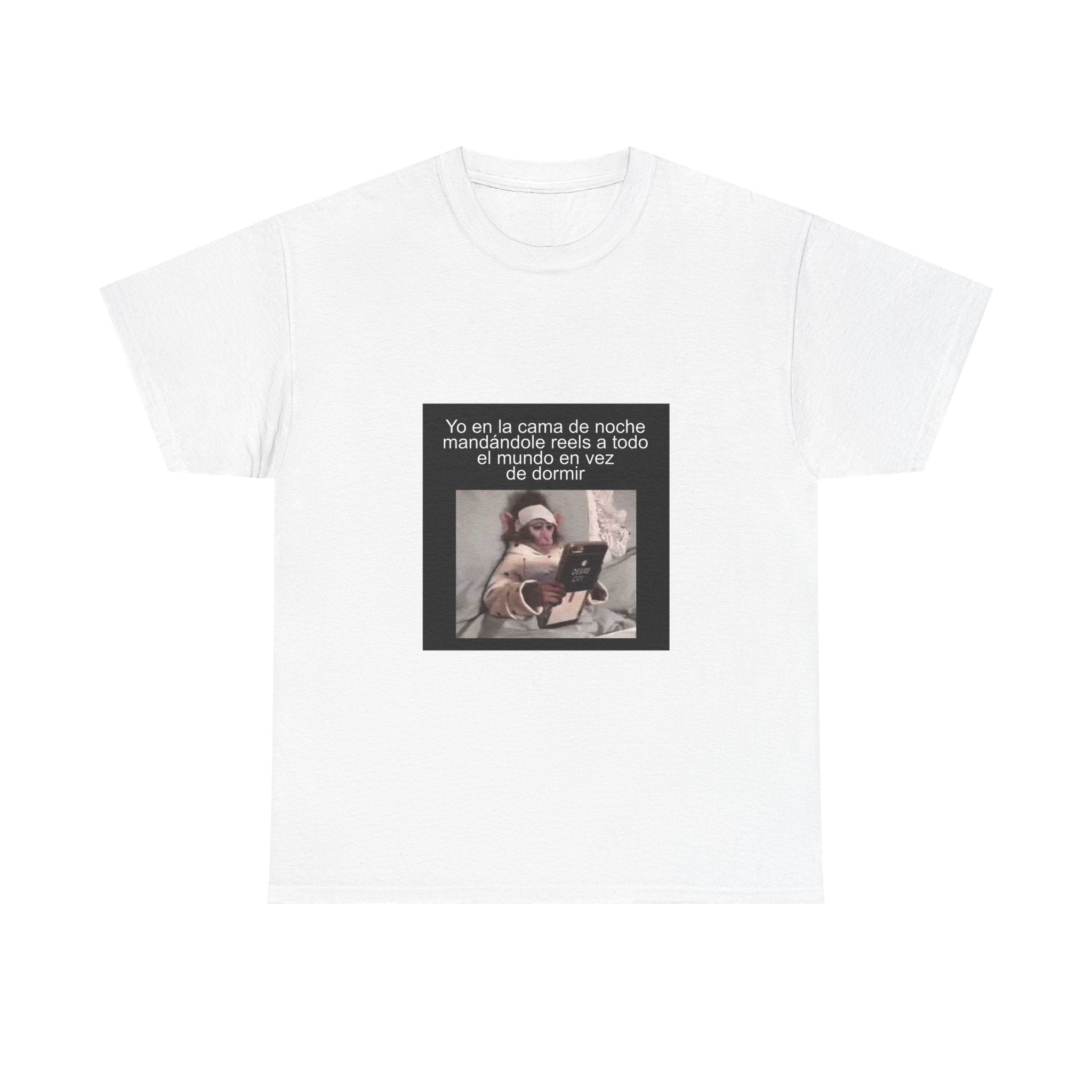 "Yo En La Cama De Noche Mandándole Reels A Todo El" - Camiseta Meme