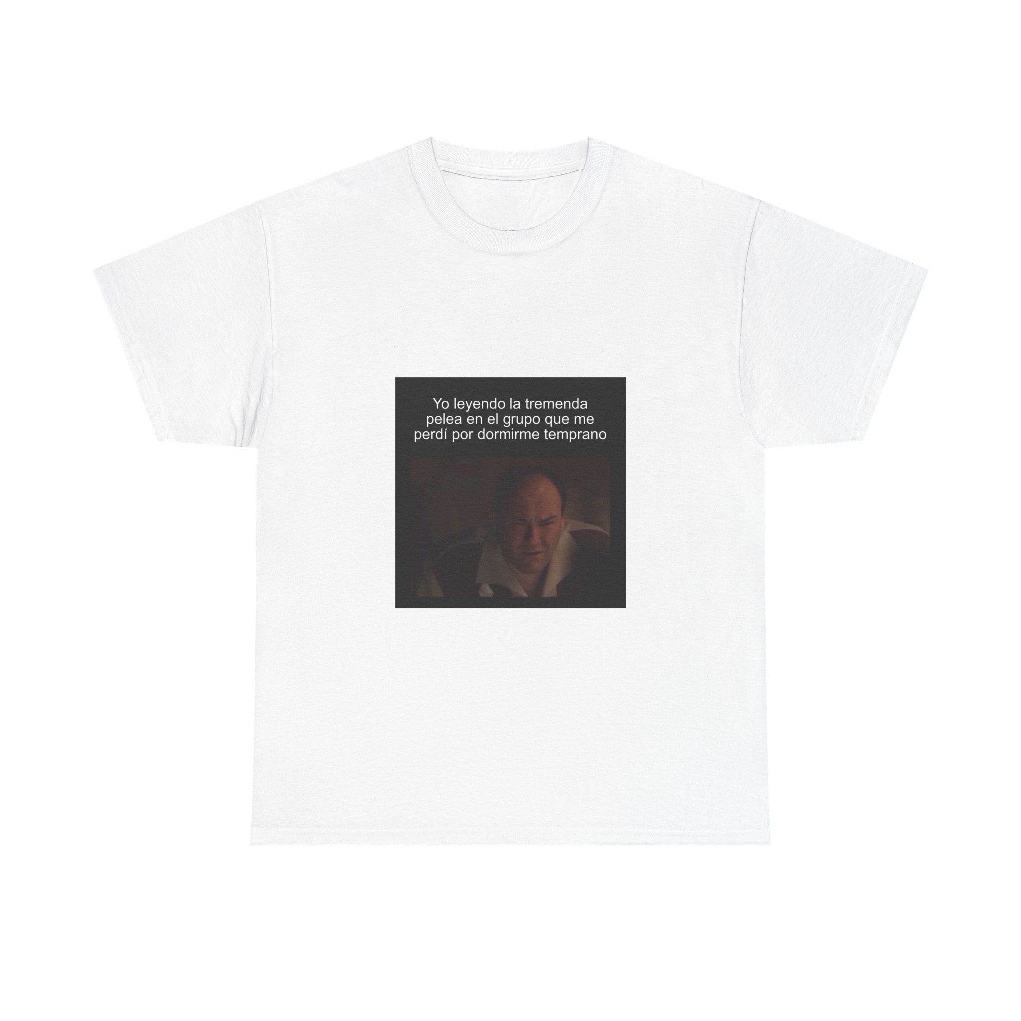 "Yo Leyendo La Tremenda Pelea En El Grupo Que Me Perdí" - Camiseta Meme