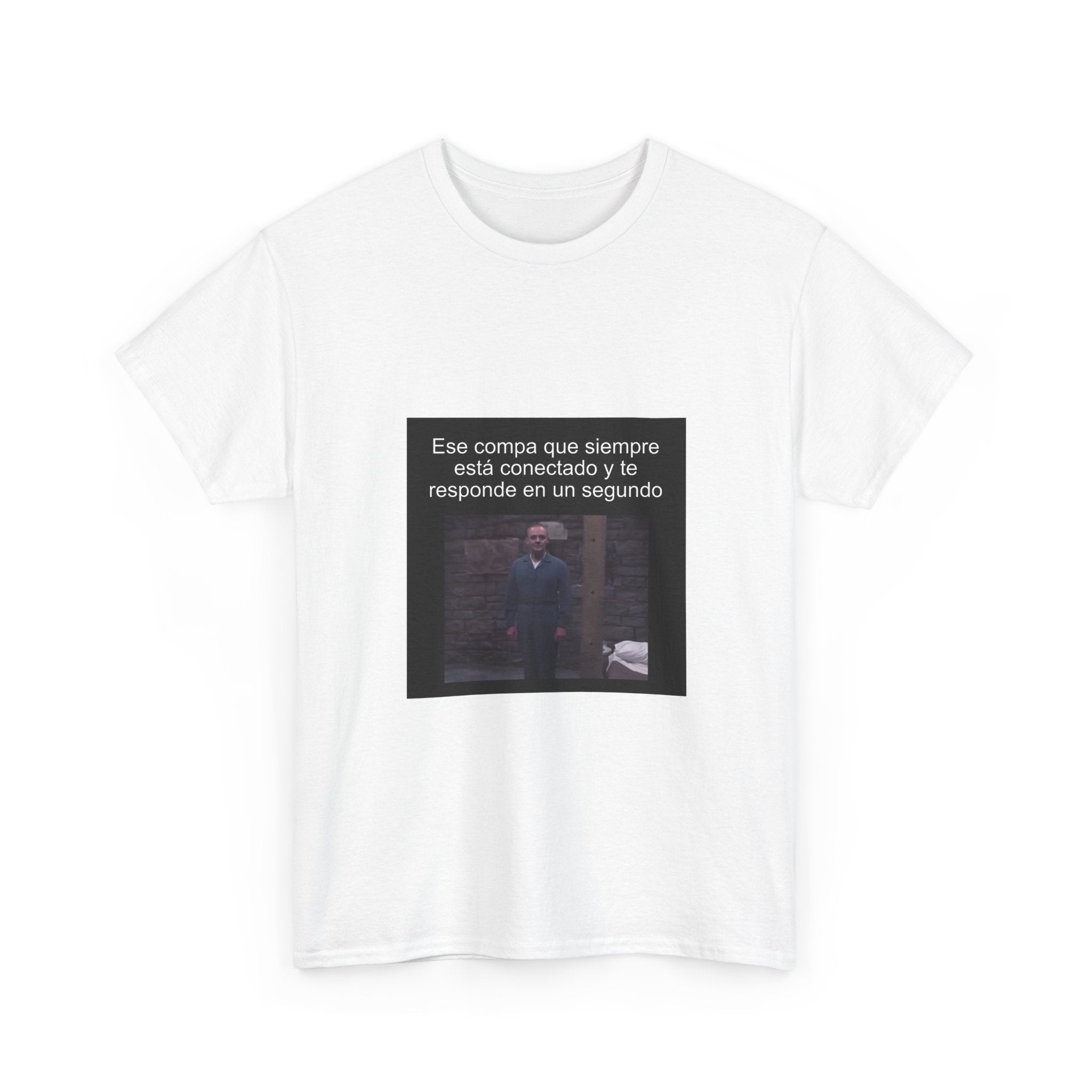 "Ese Compa Que Siempre Está Conectado Y Te Responde En Un" - Camiseta Meme