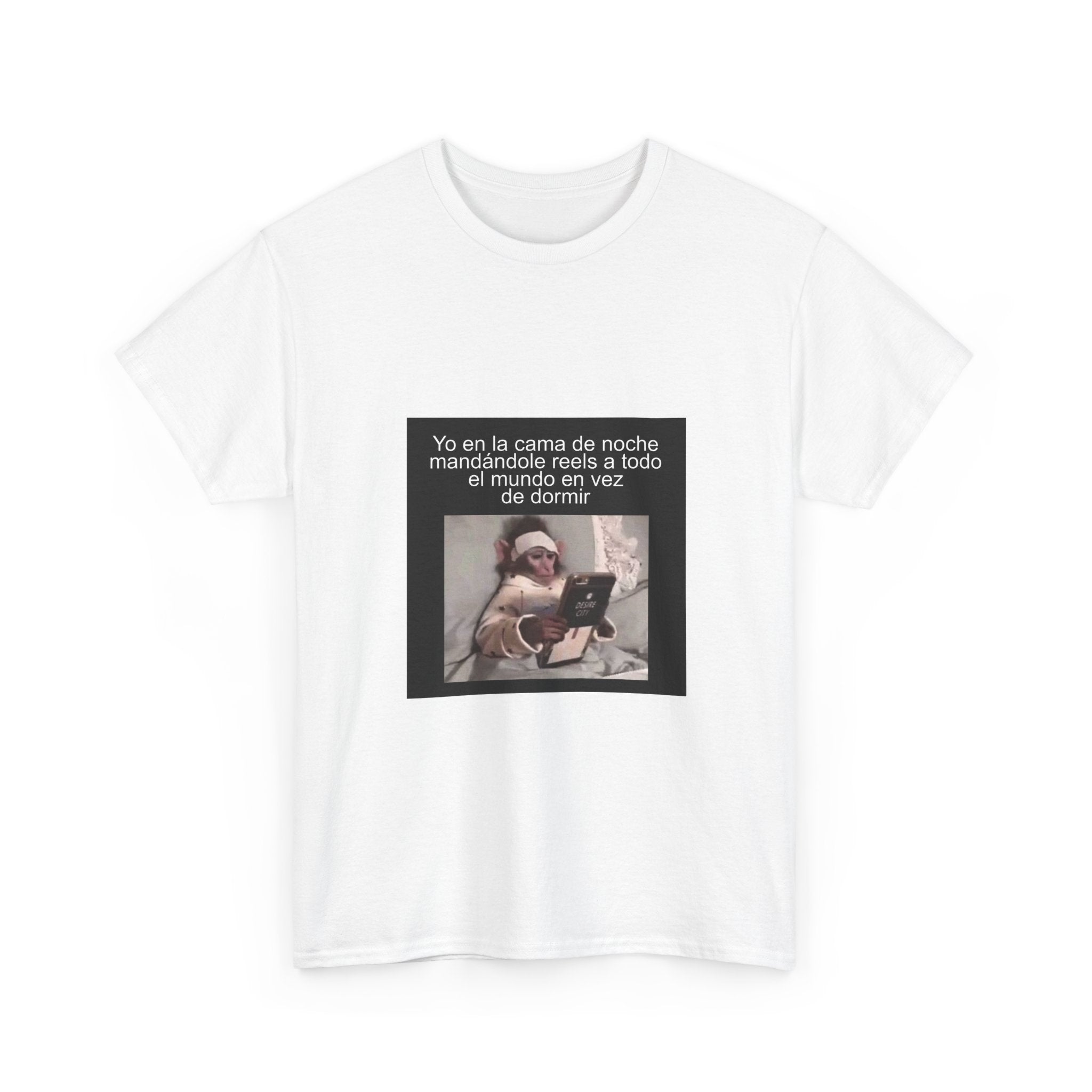 "Yo En La Cama De Noche Mandándole Reels A Todo El" - Camiseta Meme