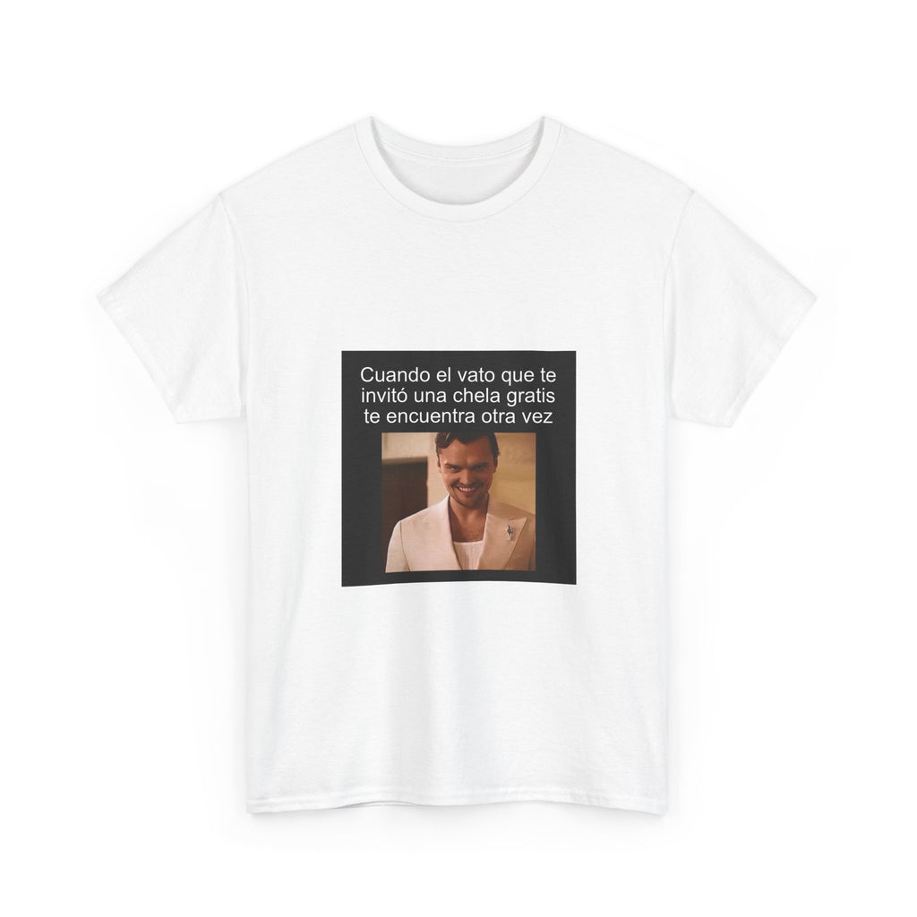 "Cuando El Vato Que Te Invitó Una Chela Gratis Te Encuentra" - Camiseta Meme