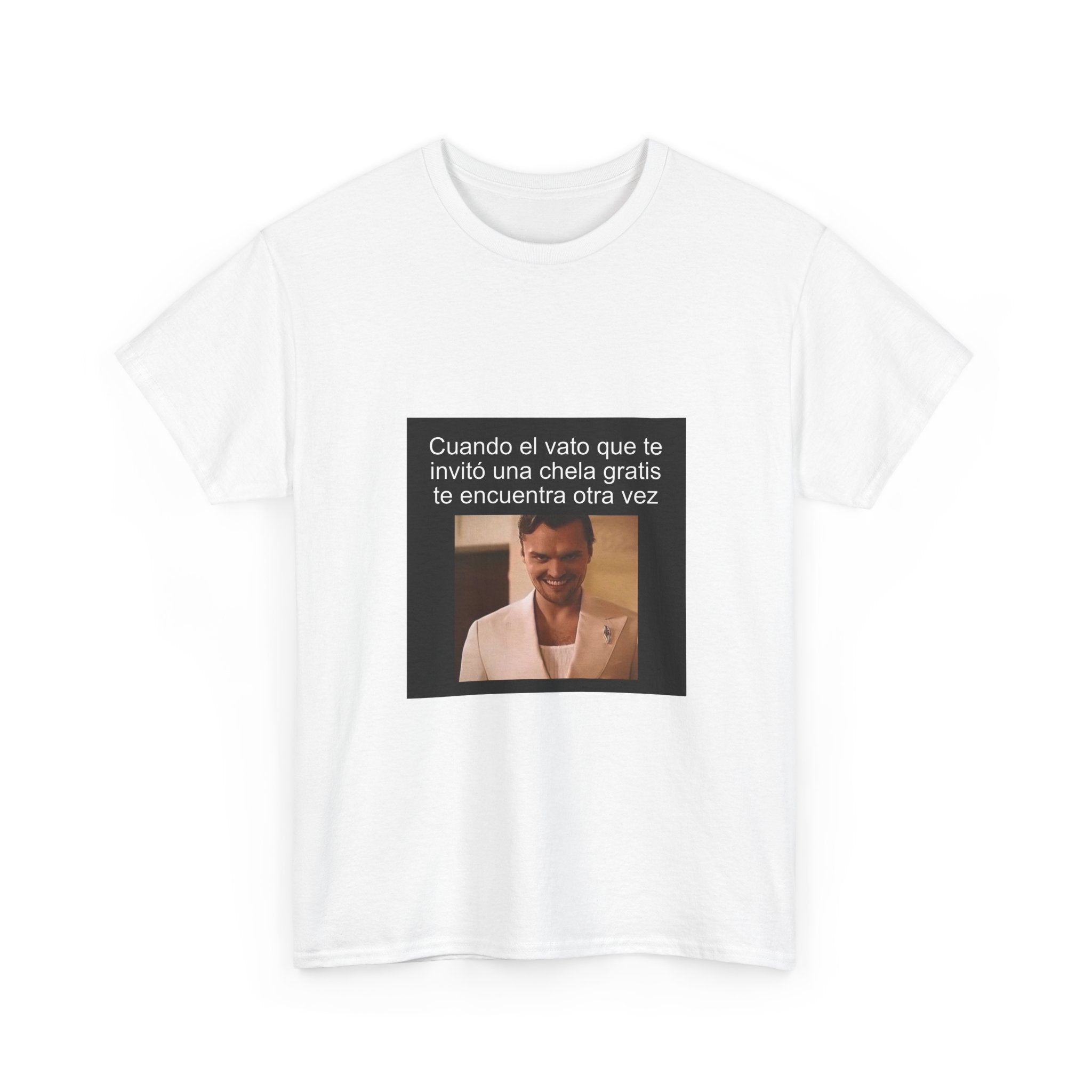 "Cuando El Vato Que Te Invitó Una Chela Gratis Te Encuentra" - Camiseta Meme