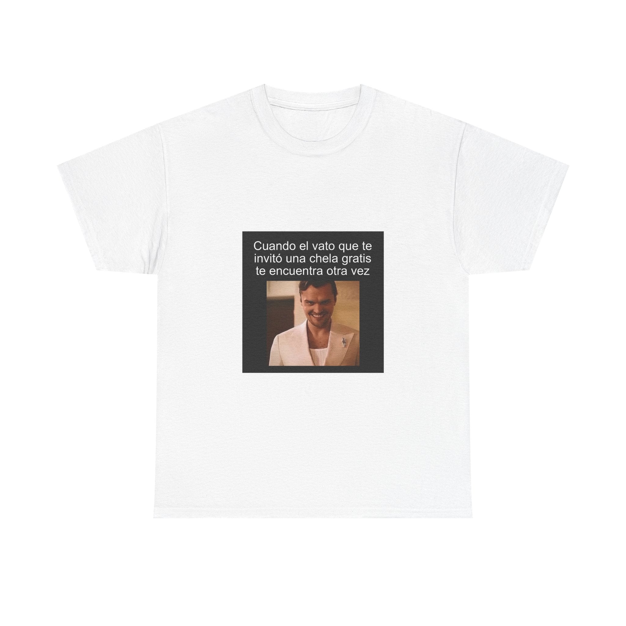 "Cuando El Vato Que Te Invitó Una Chela Gratis Te Encuentra" - Camiseta Meme