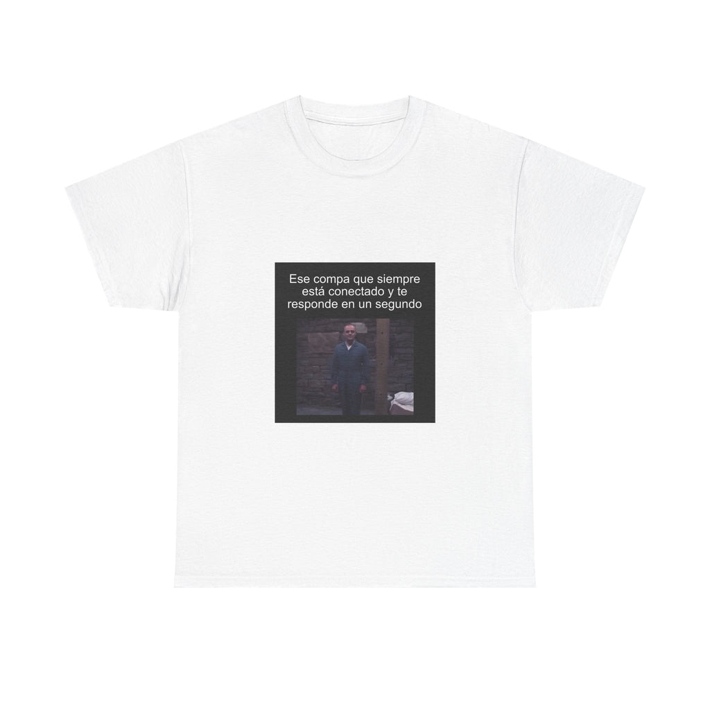 "Ese Compa Que Siempre Está Conectado Y Te Responde En Un" - Camiseta Meme