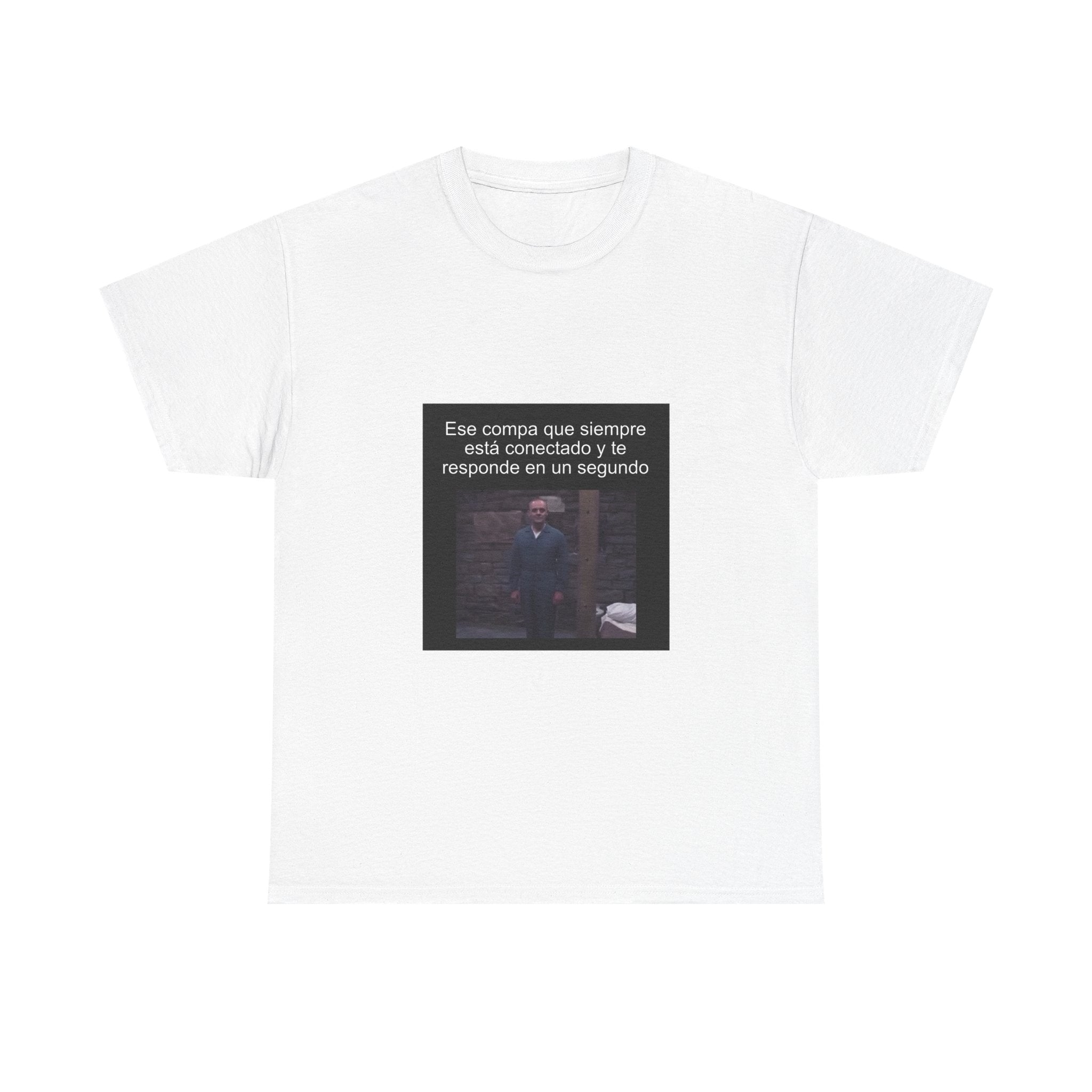 "Ese Compa Que Siempre Está Conectado Y Te Responde En Un" - Camiseta Meme